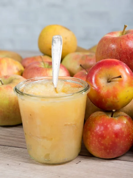 Gestoofde appels met appels op een houten tafel — Stockfoto