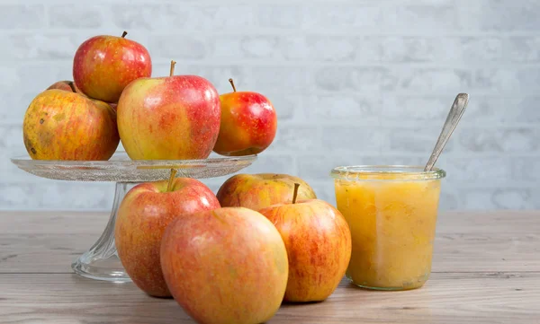 Gestoofde appels met appels op een houten tafel — Stockfoto
