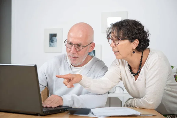 Mature couple using laptop — Stock Photo, Image