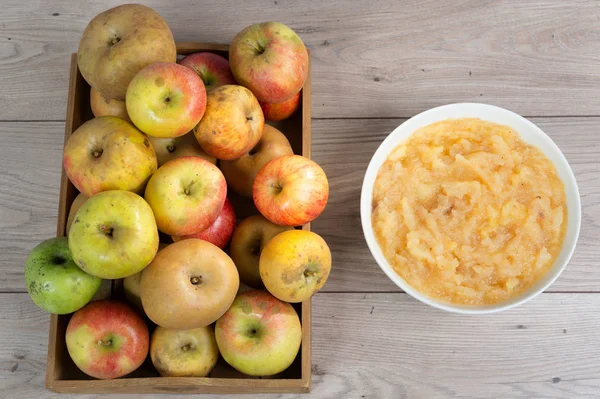 Gestoofde appels met appels op een houten tafel — Stockfoto