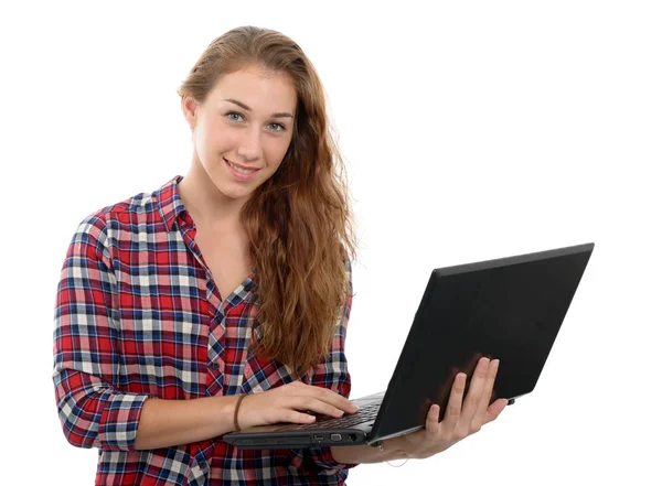 Jonge vrouw met lachende gezicht met laptop, op wit — Stockfoto