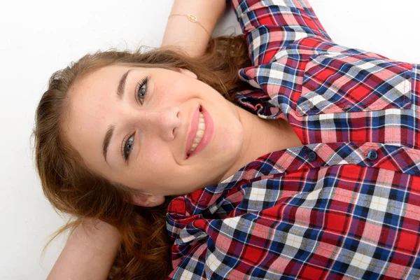 Sonriente joven tumbada en el suelo — Foto de Stock