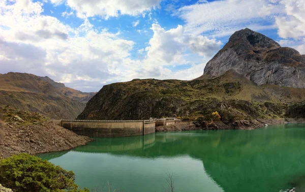 Lago le Gloriette sul fiume Gave d'Estaube nell'Alta Pirro — Foto Stock