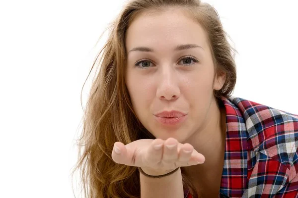 Mooie jonge vrouw verzend een kus op witte achtergrond — Stockfoto