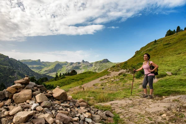 Zralá žena turistiku v pohoří Pyreneje — Stock fotografie