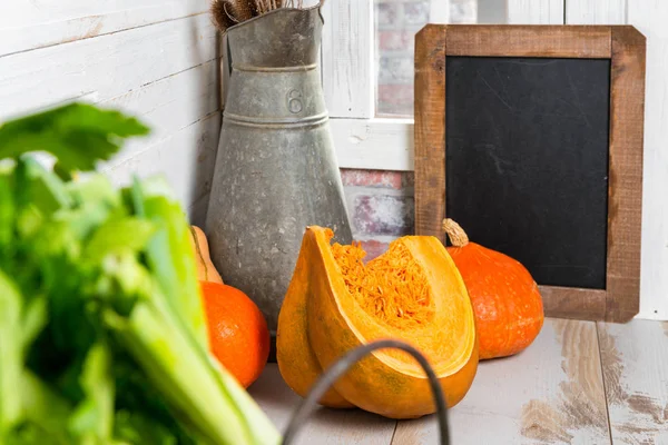 Pezzo di zucca sul tavolo rustico — Foto Stock