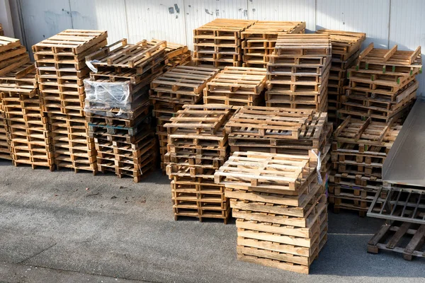 Gestapelde houten pallets — Stockfoto