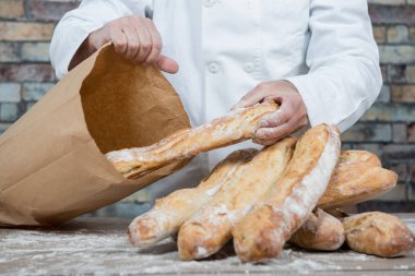 baker geleneksel ekmek holding Fransız baget