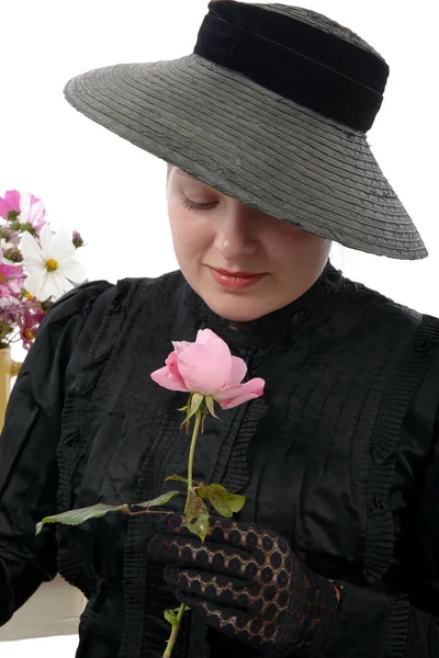 在 1900 年代的老式服装的年轻女子 — 图库照片