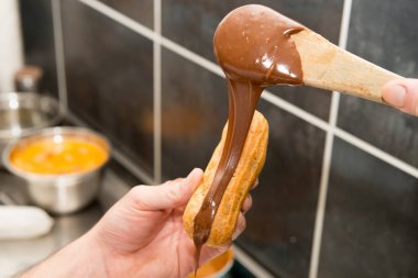 pasta şefi hamur işleri hazırlar