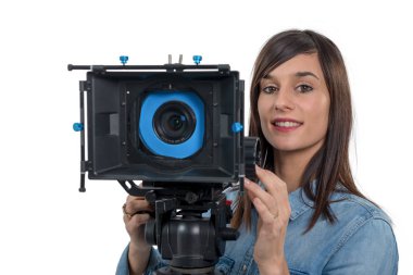 Dslr video fotoğraf makinesi ile güzel genç kadın 
