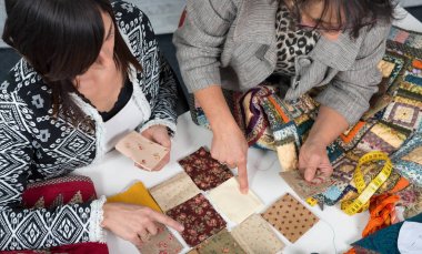 terzi ve onun çırak kumaş patchwork için seçin