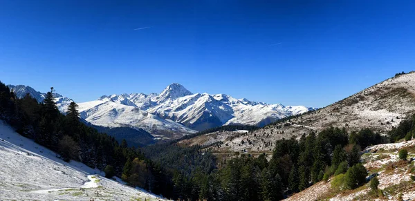 Pic du Midi de Bigorre nos Pirinéus franceses com neve — Fotografia de Stock