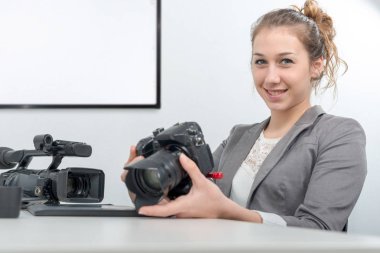 genç ve güzel kadın fotoğrafçı office kamera ile