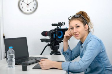 genç kadın tasarımcı grafik tablet video düzenleme için kullanma