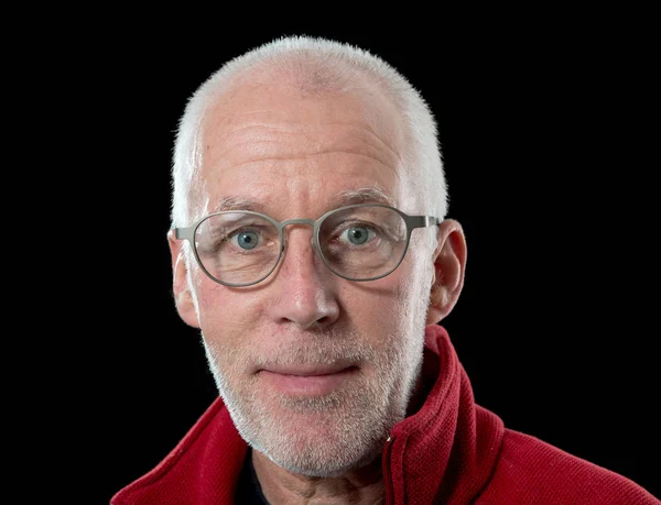 Siyah arka plan üzerine izole olgun adam portresi