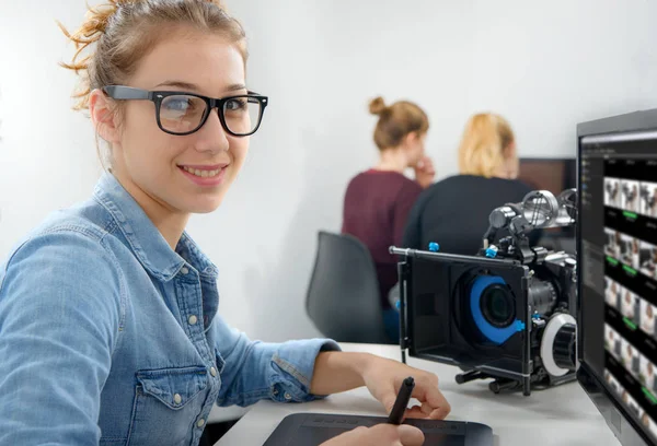 Mladá žena návrháře pomocí grafický tablet pro střih videa — Stock fotografie