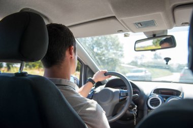 Genç adam bir araba arkadan görünüm