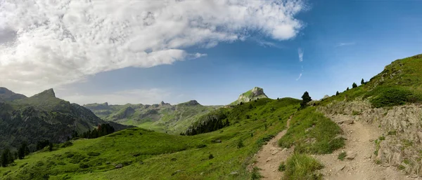 Красивый пейзаж Пиренеев гор — стоковое фото
