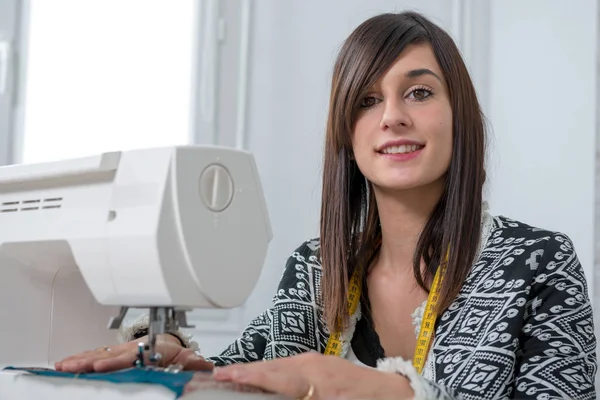 Joyeux jeune couturière avec sa machine à coudre — Photo