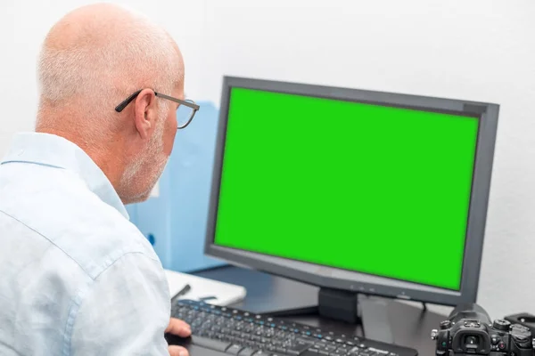 Businessman with glasses using computer — Stock Photo, Image