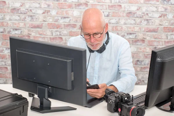 Homme d'affaires avec glasse utilisant l'ordinateur — Photo