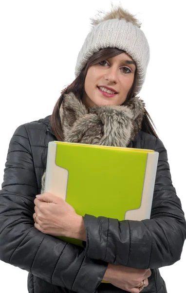 Jonge lachende brunette vrouw met een winter dop — Stockfoto