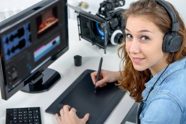 genç kadın tasarımcı grafik tablet video düzenleme için kullanma