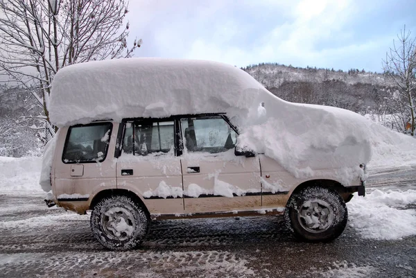 Dak van de auto bedekt met sneeuw — Stockfoto