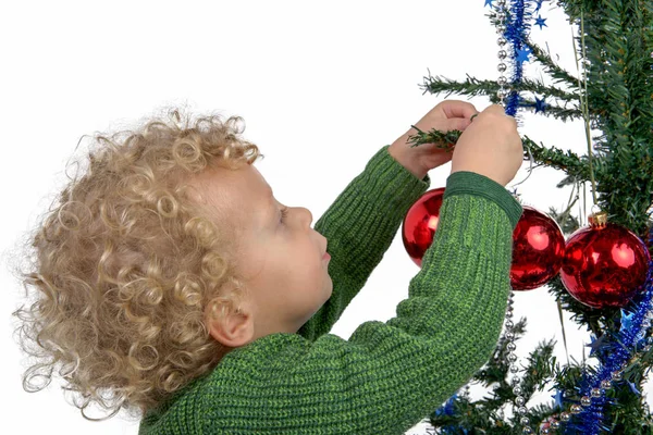 Pequeño niño rubio decorando el árbol de Navidad — Foto de Stock