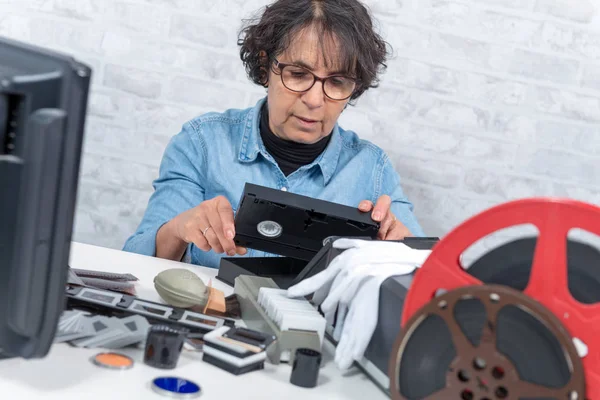 Mujer técnica con casete VHS para digitalización — Foto de Stock