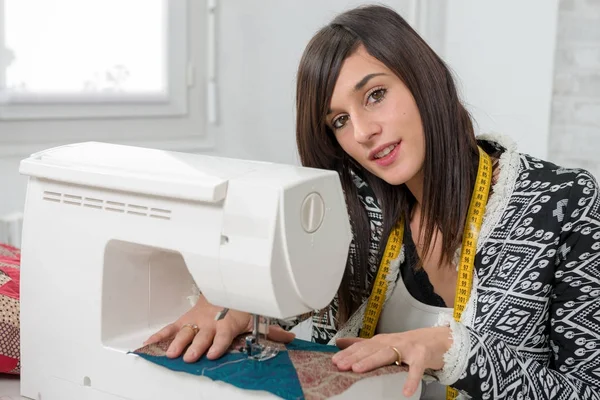 Joyeux jeune couturière avec sa machine à coudre — Photo