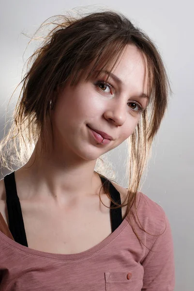 Retrato de una joven con pelos largos — Foto de Stock