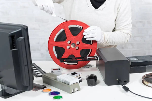 Técnico com luvas brancas digitalizando um filme de 16mm — Fotografia de Stock