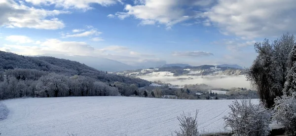 Зимний пейзаж со снегом, голубым небом и облаками — стоковое фото