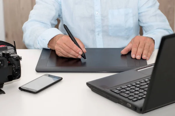Homme travaillant sur sa tablette graphique, gros plan des mains — Photo