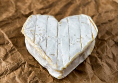 Kağıt üzerinde kalp şeklinde Fransızca Neufchatel peynir