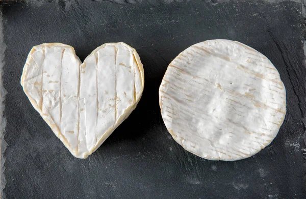 ヌフシャテル チーズとノルマンディーのカマンベール チーズ — ストック写真