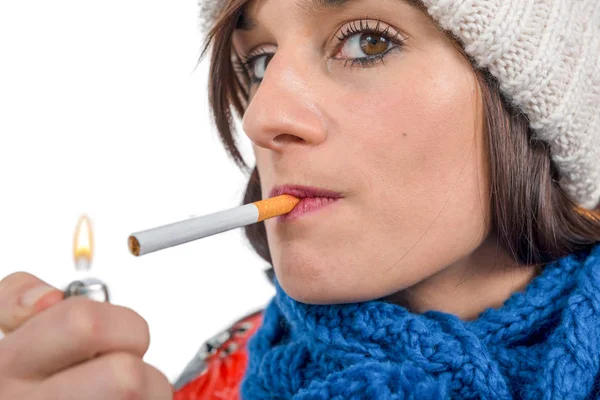 Jovem fumando um cigarro, em branco — Fotografia de Stock