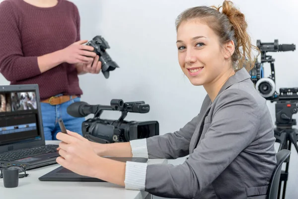 Två unga kvinnor videoredigerare arbetar med laptop — Stockfoto