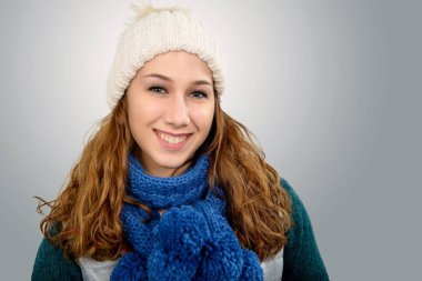 Kış şapkası olan kadın