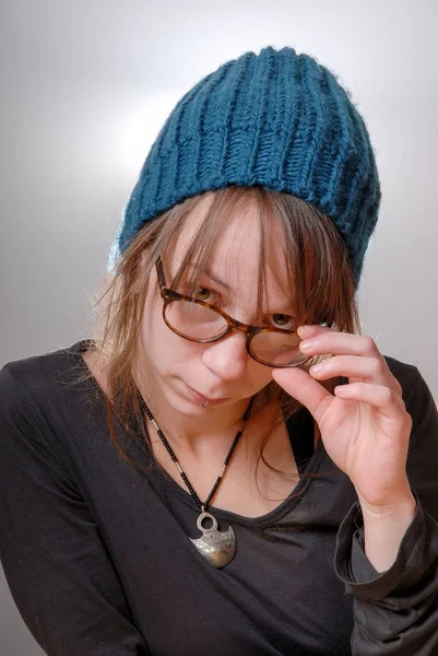 Mujer joven con una gorra azul de invierno — Foto de Stock