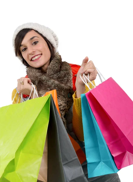 Młoda kobieta szczęśliwa z torby na zakupy, na białym — Zdjęcie stockowe
