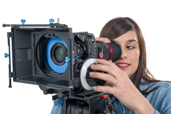 Красива молода жінка з відеокамерою SLR — стокове фото