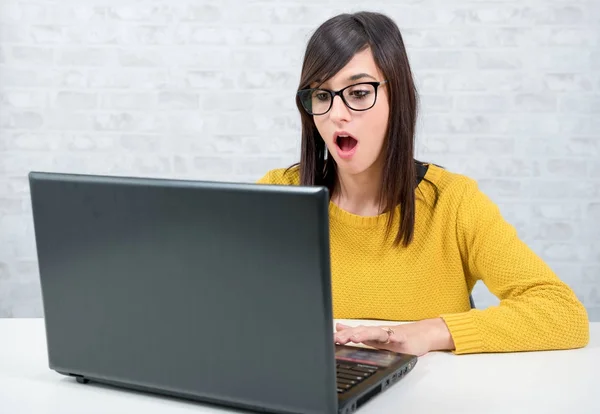 Sorprendió a la mujer de negocios usando su computadora portátil — Foto de Stock