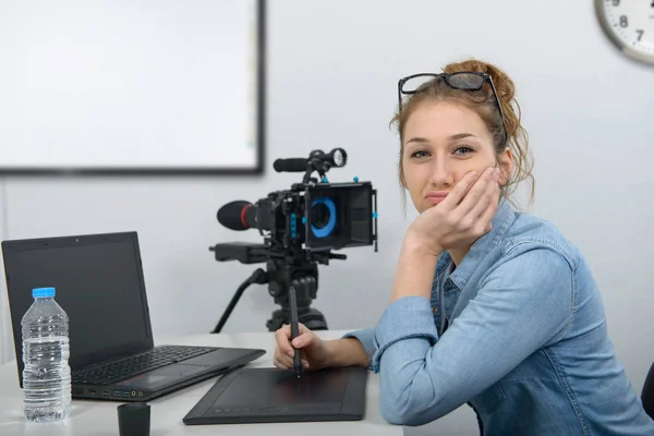 Молода жінка дизайнер використовує графічний планшет для редагування відео — стокове фото