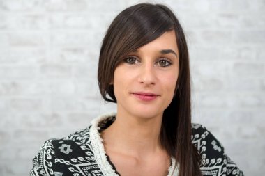 Güzel bir esmer kadının portresi.