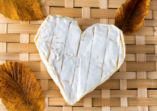 木製のハートの形をしたフランスのヌフシャテル チーズ — ストック写真