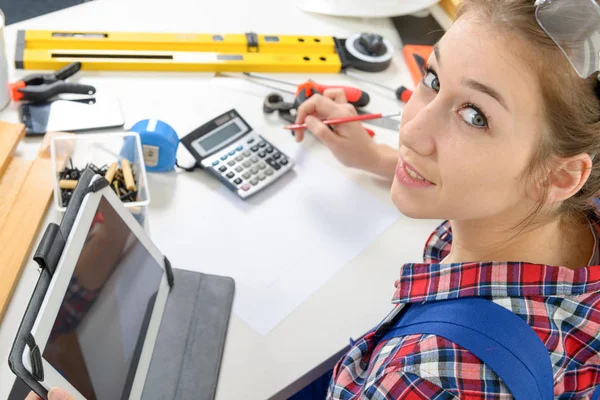 Mujer carpintero sentado en el escritorio en su taller — Foto de Stock