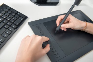 onun grafik tablet üzerinde çalışan kadın elinde kapat